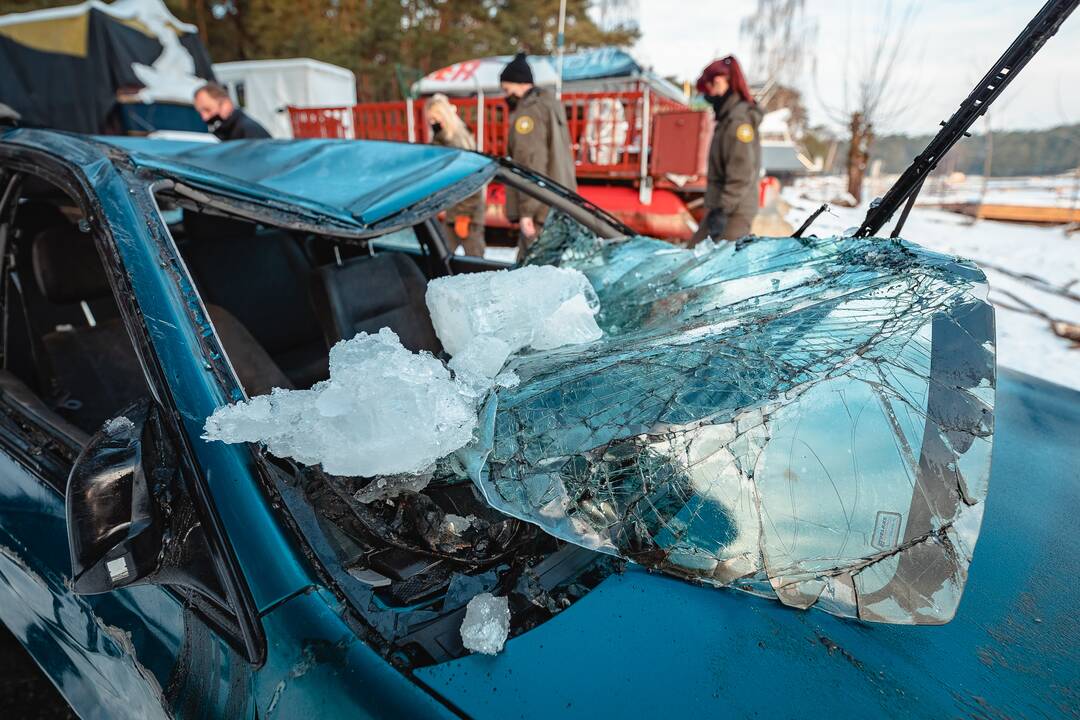 „Subaru“ ištrauktas iš Kauno marių