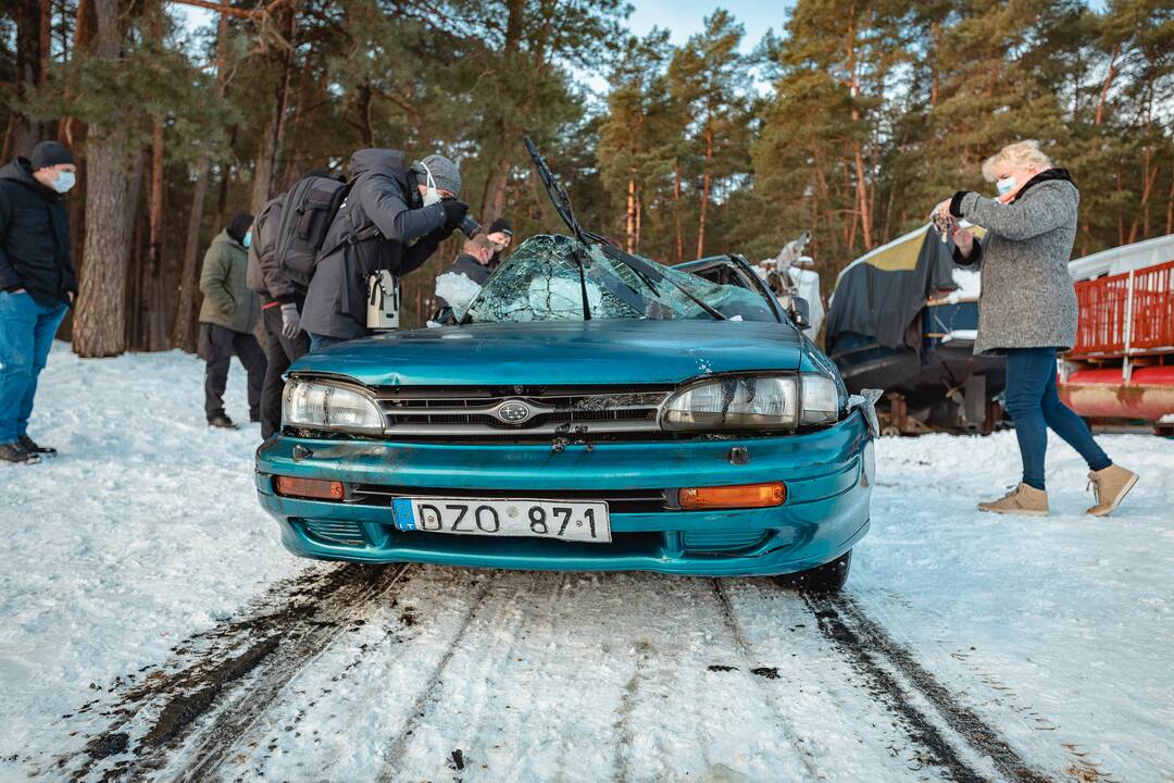 „Subaru“ ištrauktas iš Kauno marių