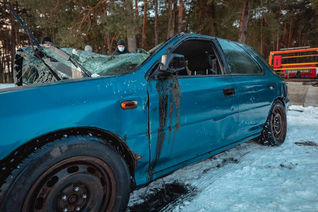 „Subaru“ ištrauktas iš Kauno marių