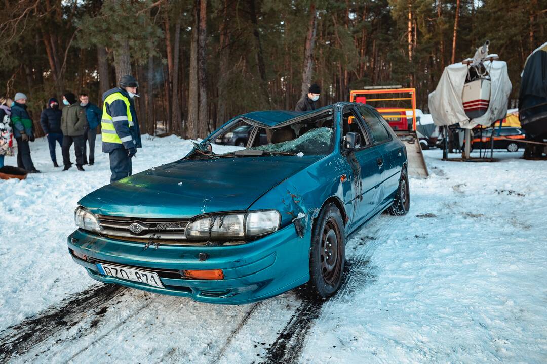 „Subaru“ ištrauktas iš Kauno marių