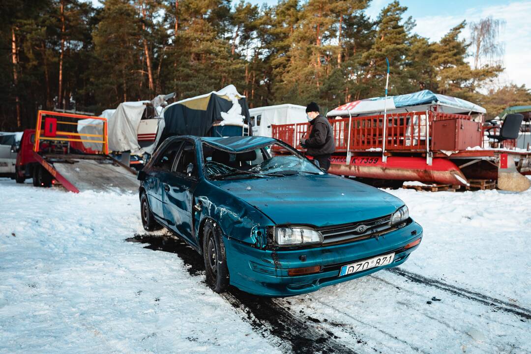 „Subaru“ ištrauktas iš Kauno marių
