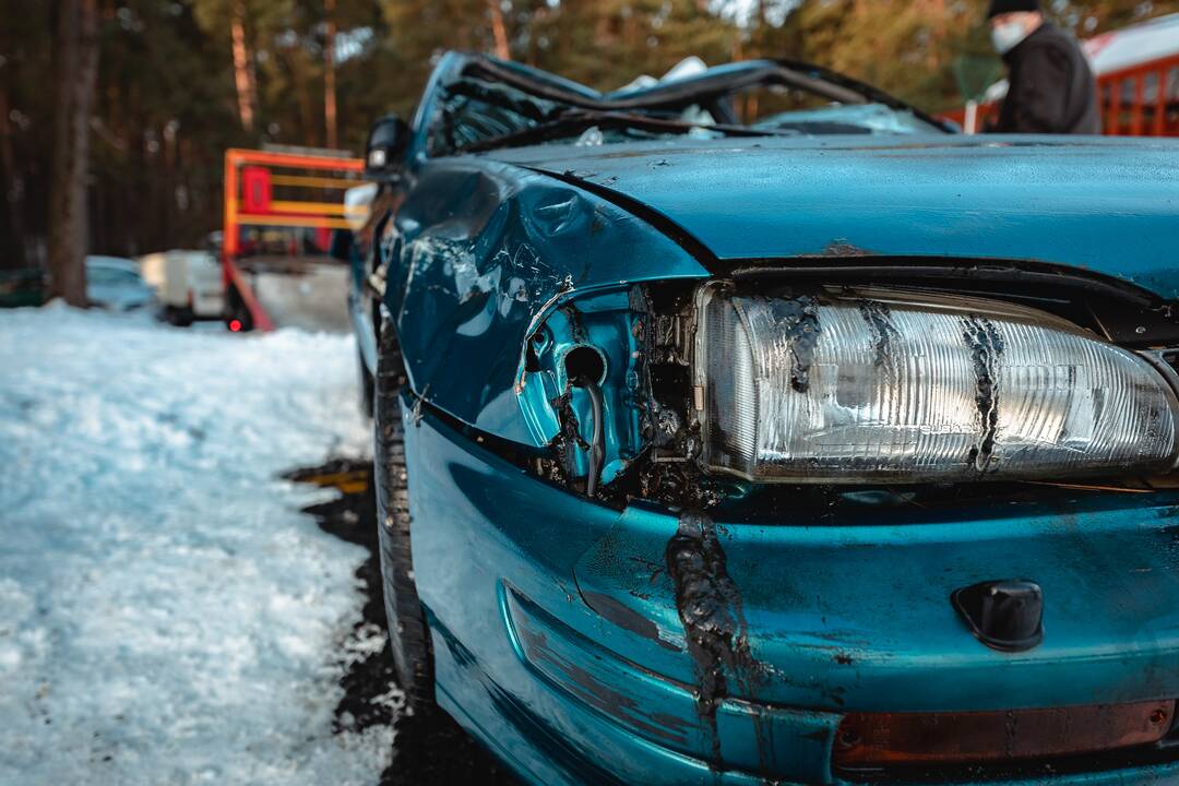 „Subaru“ ištrauktas iš Kauno marių