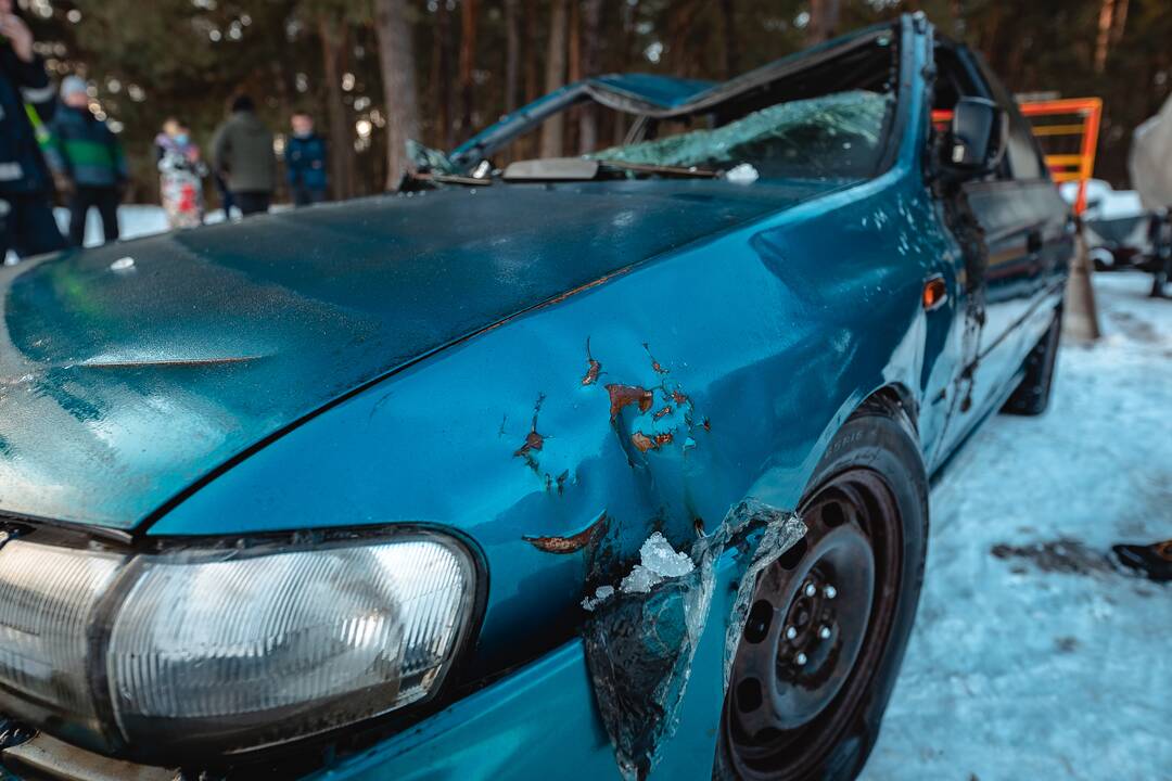 „Subaru“ ištrauktas iš Kauno marių