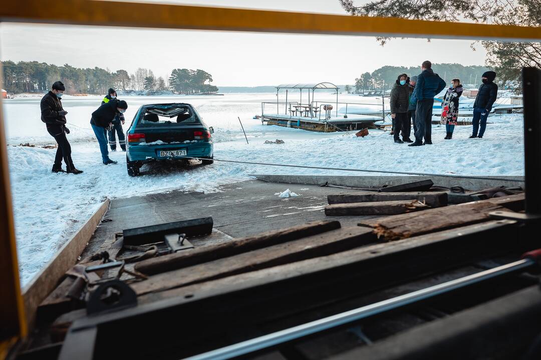„Subaru“ ištrauktas iš Kauno marių
