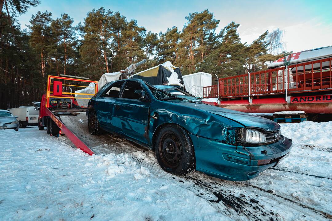„Subaru“ ištrauktas iš Kauno marių