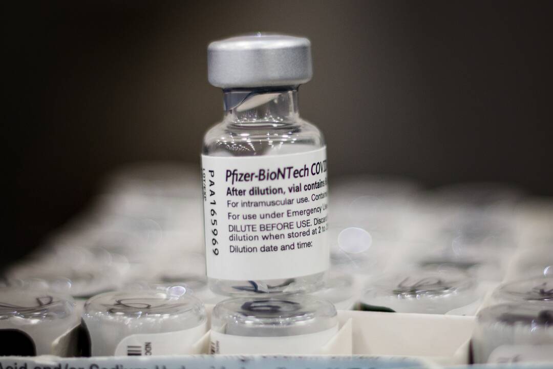 „BioNTech“ su „Pfizer“ tikisi šiemet pagaminti 25 proc. daugiau vakcinos, nei planuota
