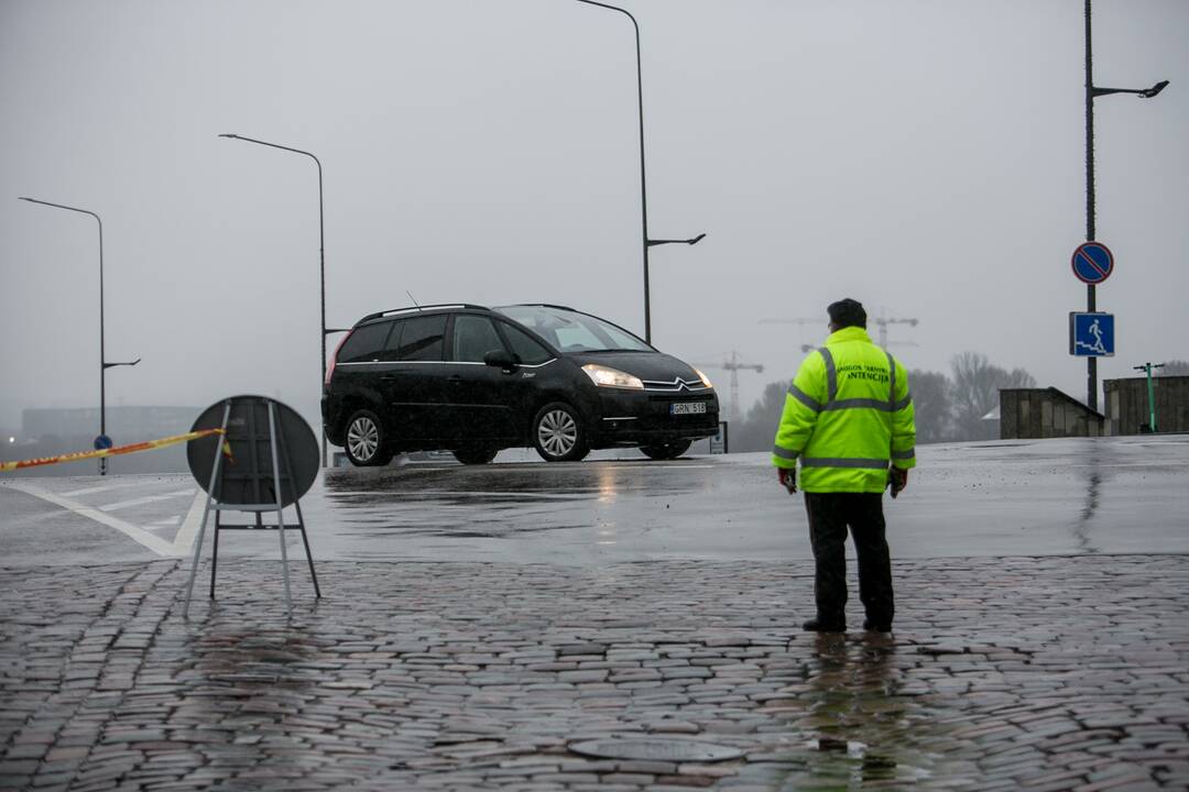 Kauno centre dėl eglės įžiebimo ribojamas eismas