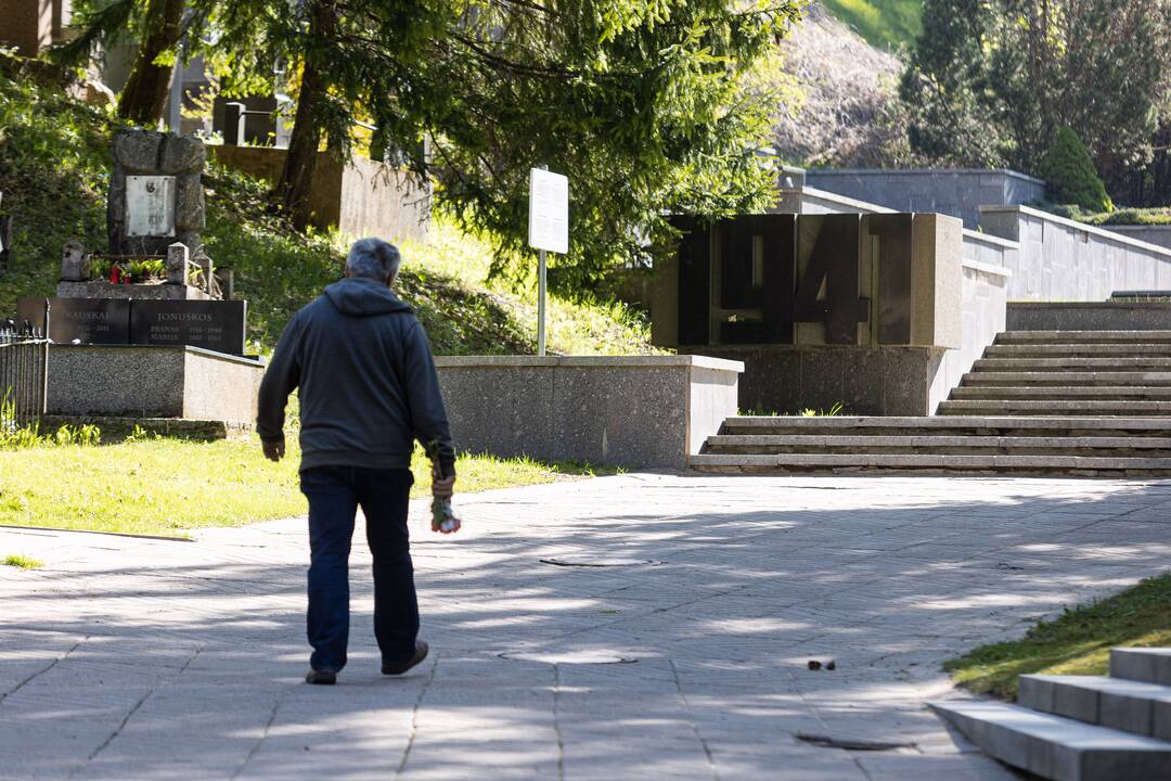 Artimiausiomis savaitėmis Antakalnio kapinėse bus išmontuoti paminklo sovietų kariams likučiai