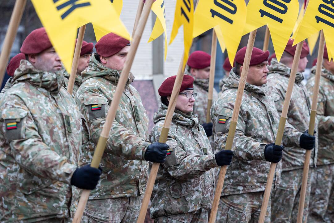 Iškilminga karių rikiuotė Nepriklausomybės aikštėje