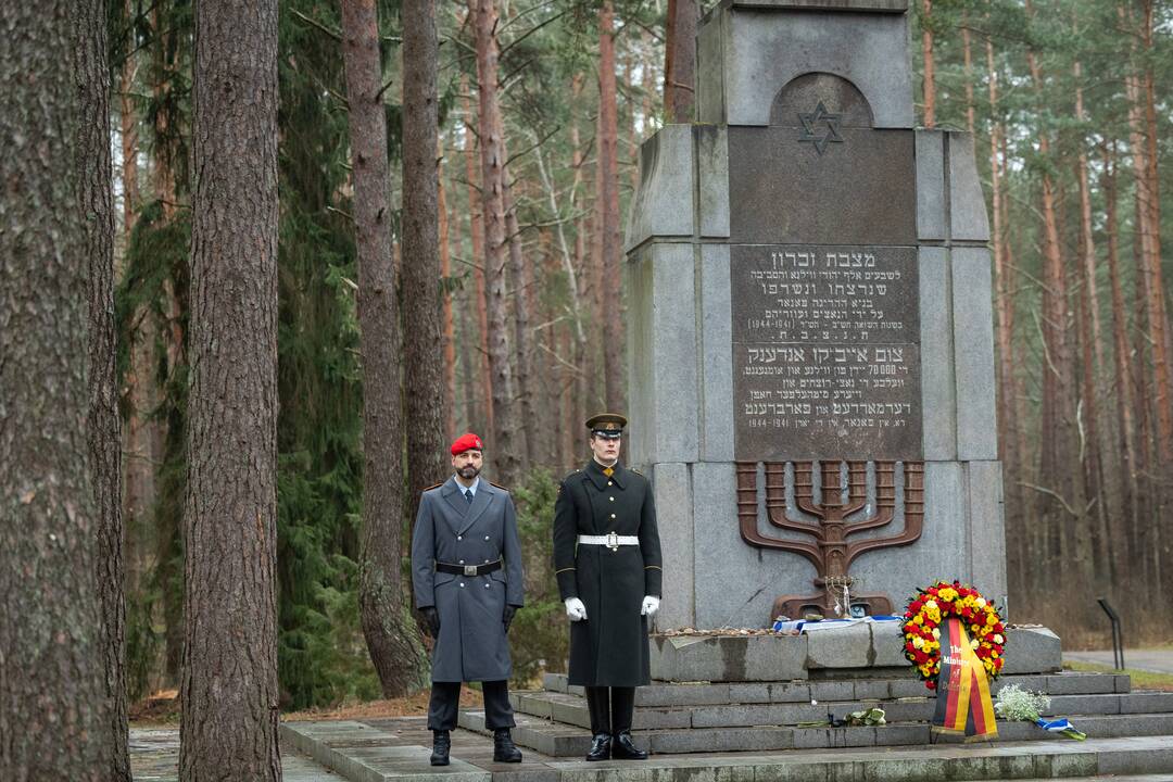 Vainikų padėjimo ceremonija Panerių memoriale