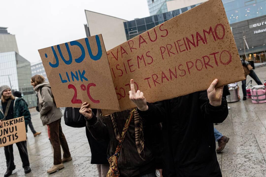 Vilniuje – protestas prieš planus kelti viešojo transporto bilietų kainas