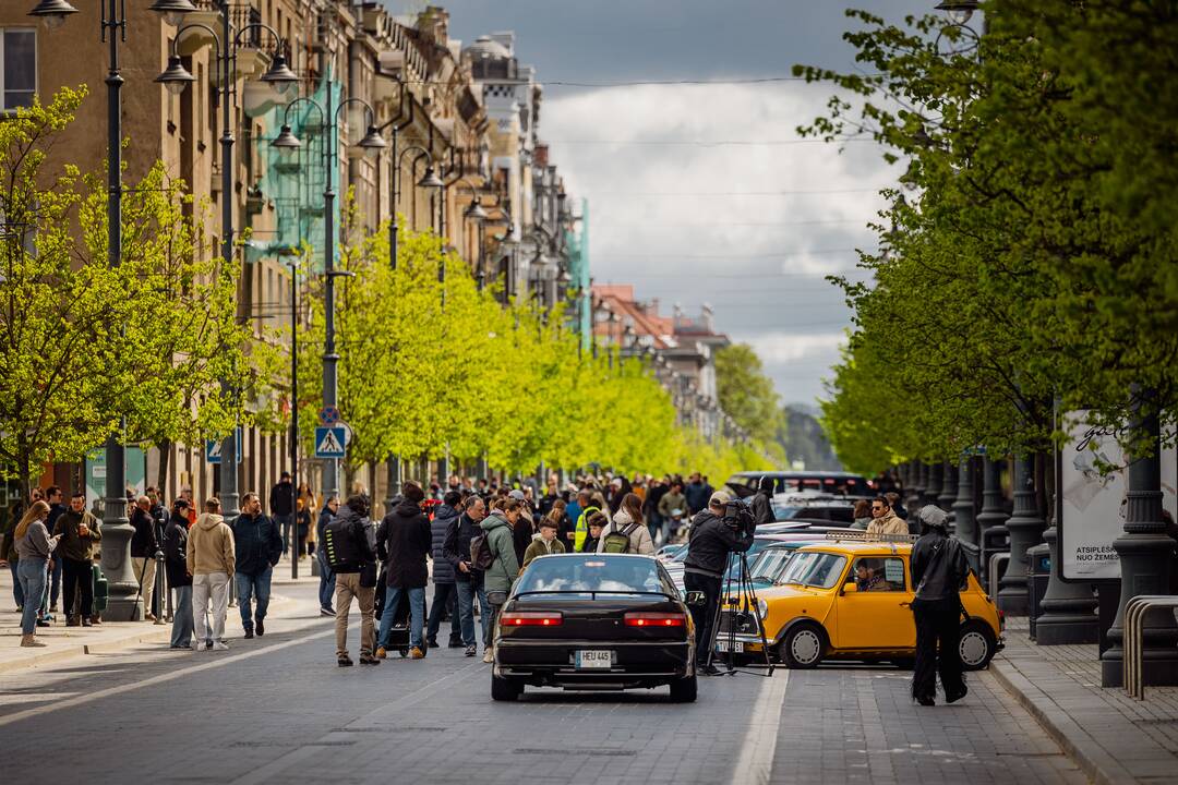 Senovinių automobilių ekspozicija prie Seimo