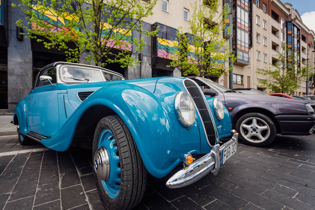 Senovinių automobilių ekspozicija prie Seimo