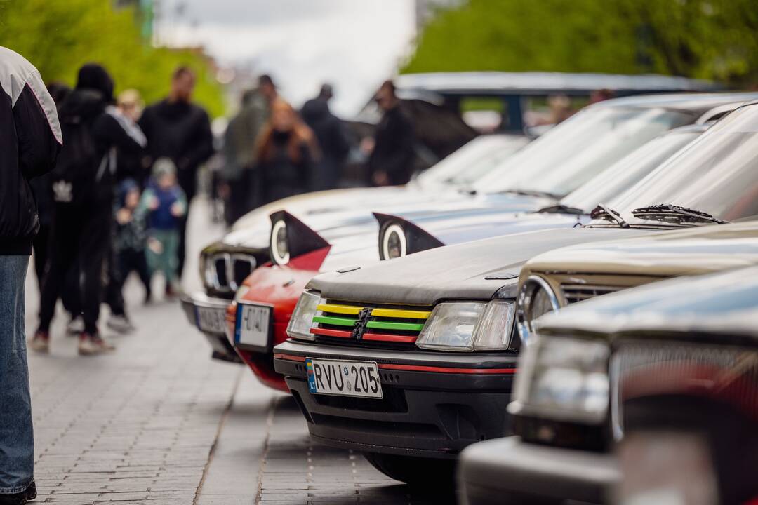 Senovinių automobilių ekspozicija prie Seimo
