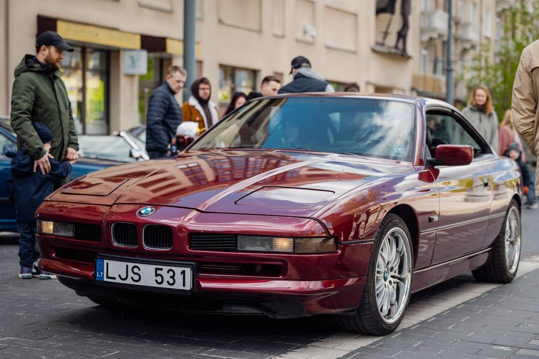 Senovinių automobilių ekspozicija prie Seimo