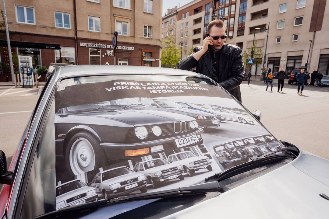 Senovinių automobilių ekspozicija prie Seimo