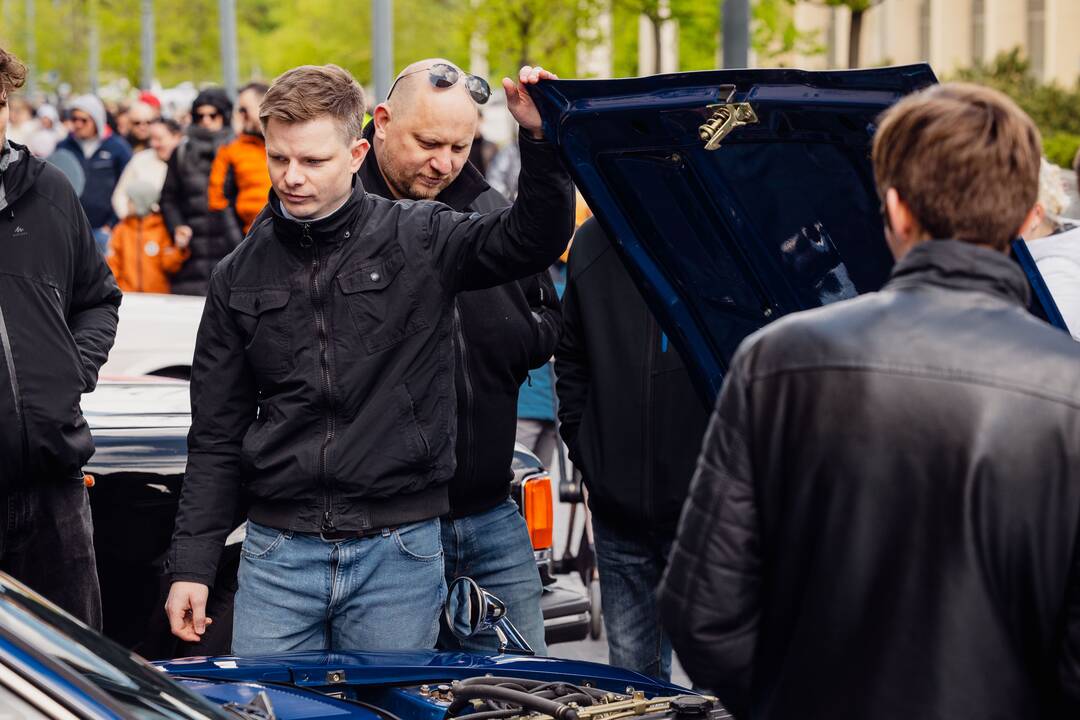 Senovinių automobilių ekspozicija prie Seimo