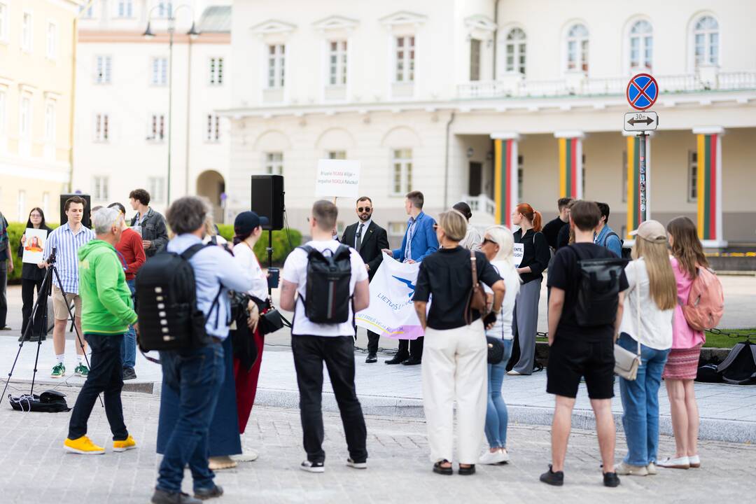 Jaunųjų konservatorių lygos protestas „Gintautai, rinkis: valstybė ar įmonė“