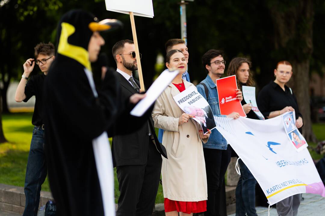 Jaunųjų konservatorių lygos protestas „Gintautai, rinkis: valstybė ar įmonė“