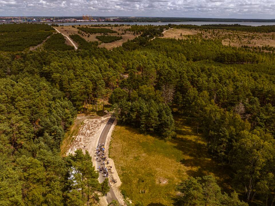 Kuršių nerijos pėsčiųjų ir dviračių tako atidarymo renginyje dalyvavo Gitanas Nausėda, Marius Skuodis, savivaldos atstovai ir kiti svečiai.