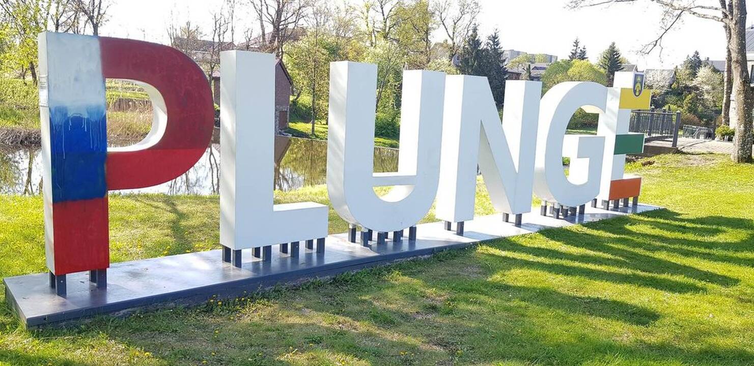 Plungės miesto užrašas nudažytas Rusijos vėliavos spalvomis
