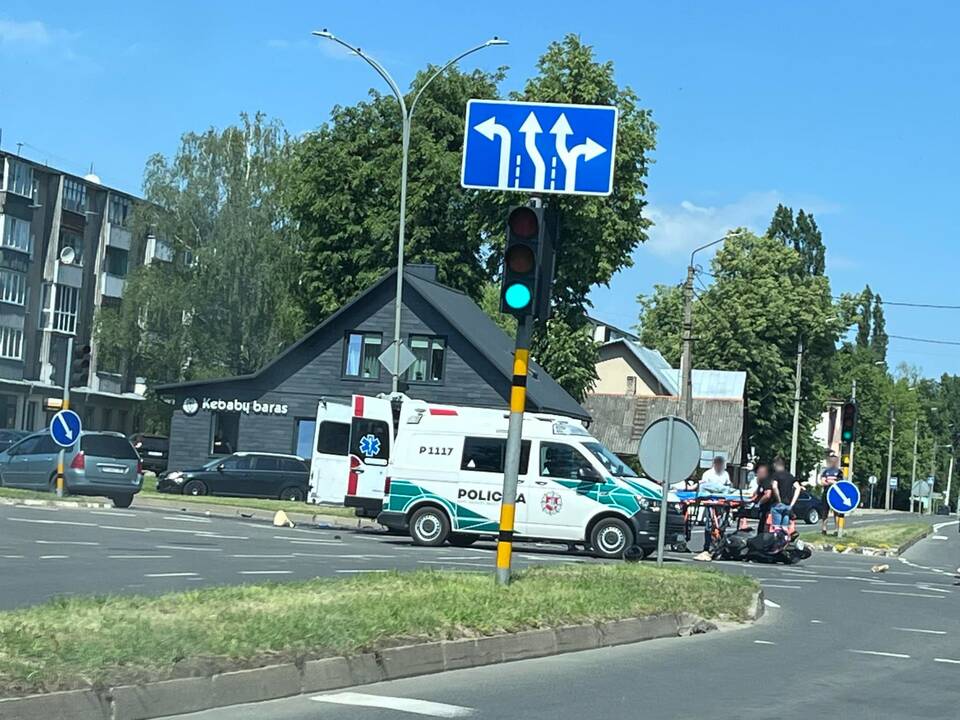 Panevėžyje susidūrus automobiliui ir mopedui, nukentėjo jo vairuotojas