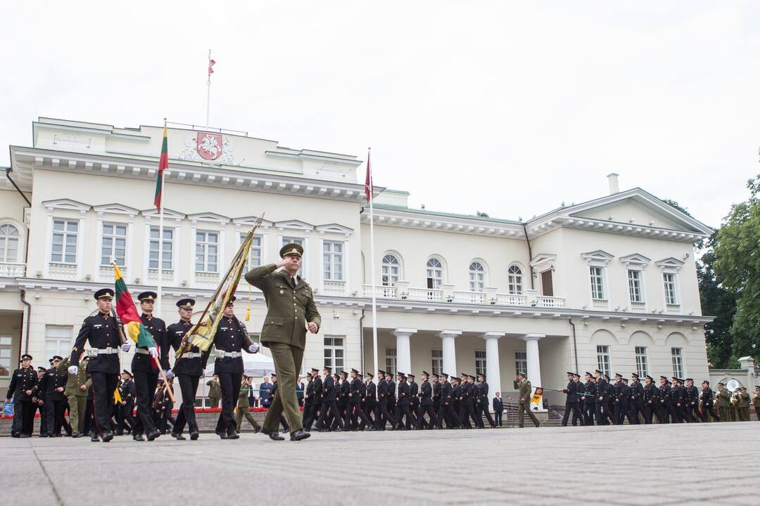 Auga pasitikėjimas Prezidento institucija ir kariuomene