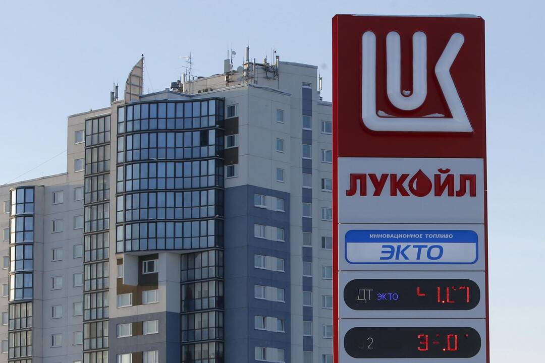 "Lukoil" pelnas šiemet sunyko daugiau nei perpus