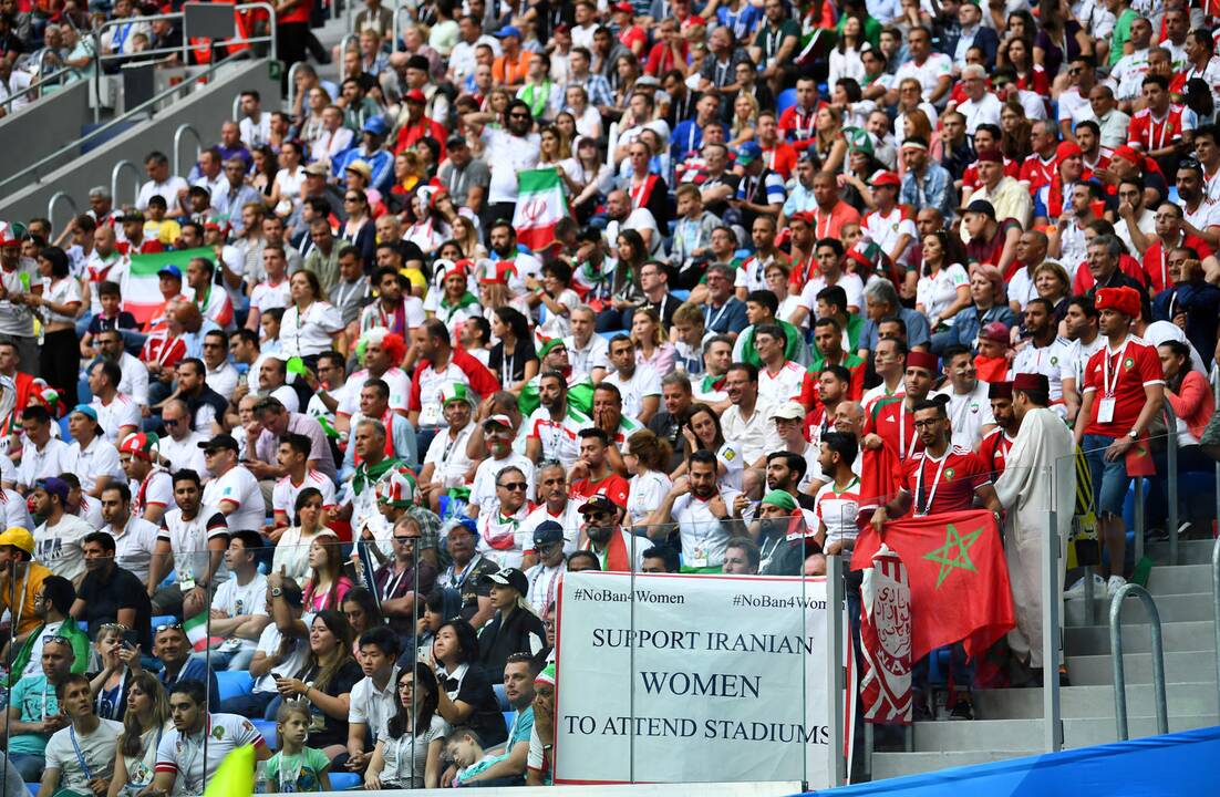 Iranietės pirmą kartą po kelių dešimtmečių bus įleidžiamos į futbolo stadioną