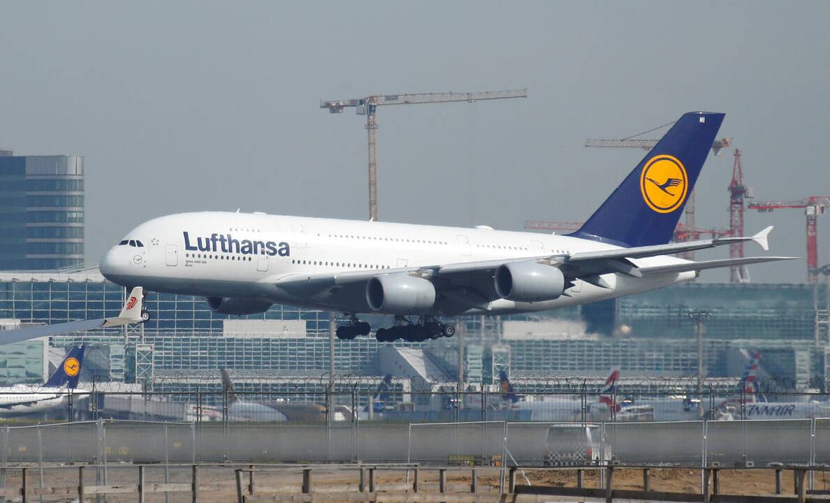 „Lufthansa“ atšaukia skrydžius į Kiniją ir iš jos, „Ikea“ uždaro parduotuves