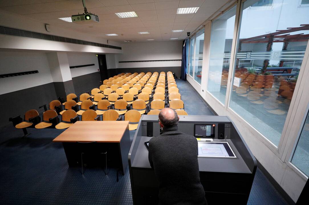 Latvijoje siūloma stabdyti aukštųjų mokyklų darbą, uždaryti darželius