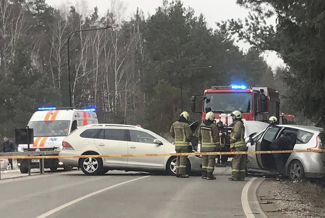 Sostinės pakraštyje susidūrus trims automobiliams sužaloti du žmonės
