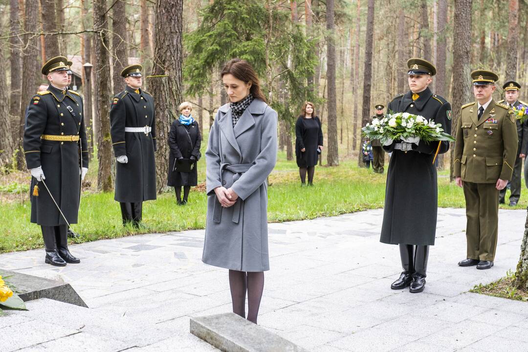 Seimo pirmininkė pagerbė Antrojo pasaulinio karo aukas, už laisvę kovojančią Ukrainą