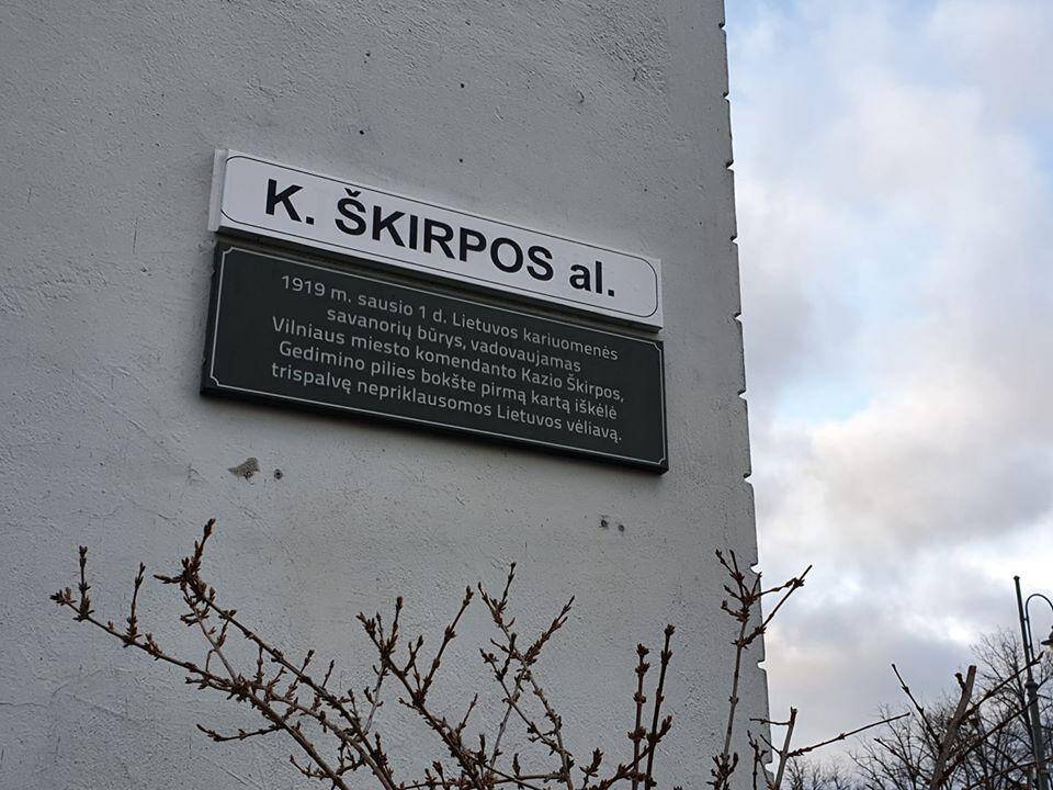 Vilniaus savivaldybė vėl nuėmė K. Škirpos alėją žymintį lipduką