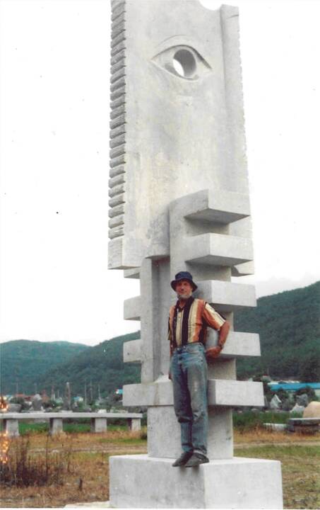 A. Bosas prie kūrinio „Raktas į dangų“ (2002 m., granitas, 600 X 180 X 100 cm, Busanas, Pietų Korėja).
