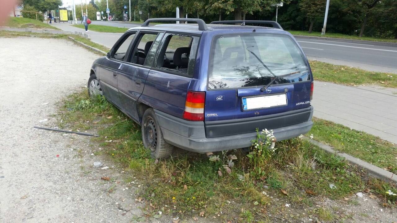 Per ketvirtį – rekordinis pranešimų skaičius dėl apleistų senų automobilių