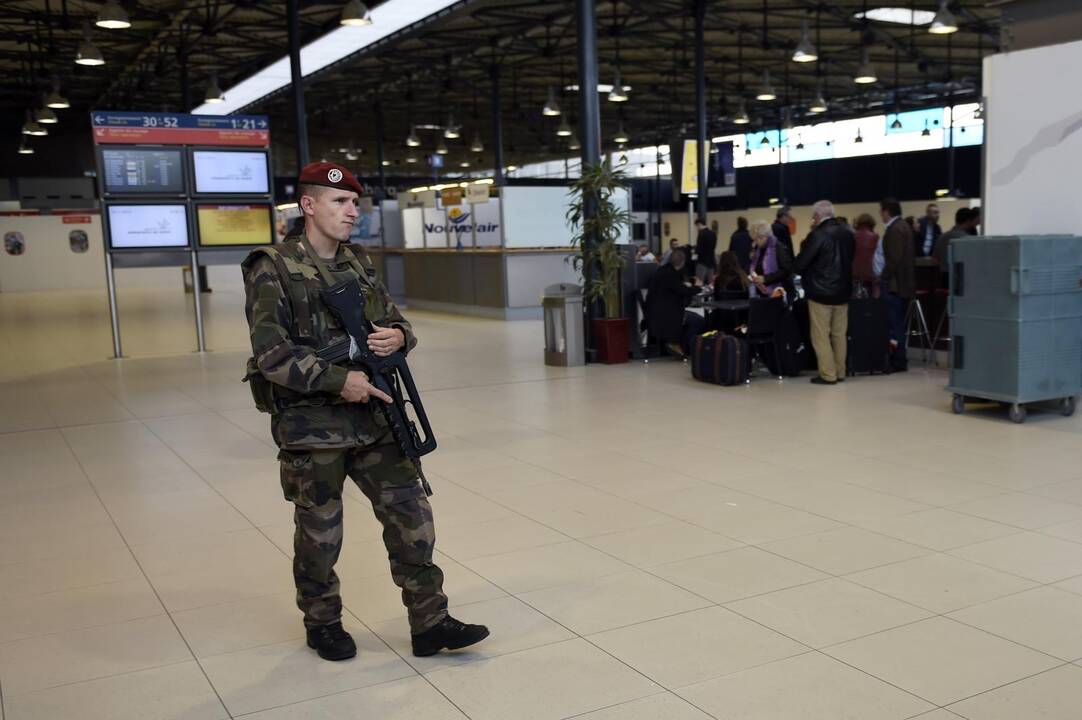 Šratasvydžio šautuvus gabenę asmenys sukėlė paniką Paryžiaus oro uoste