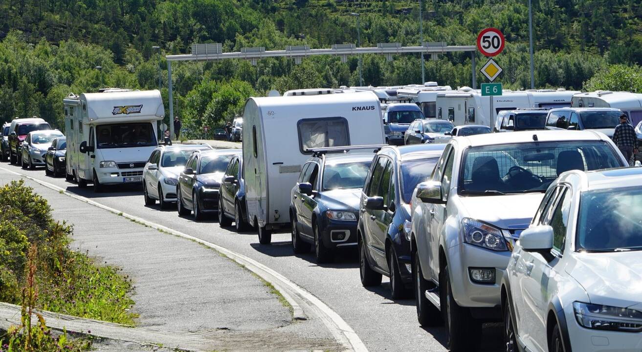 Atostogos: Norvegijos E6 kelyje įstrigę automobiliai ir kemperiai.