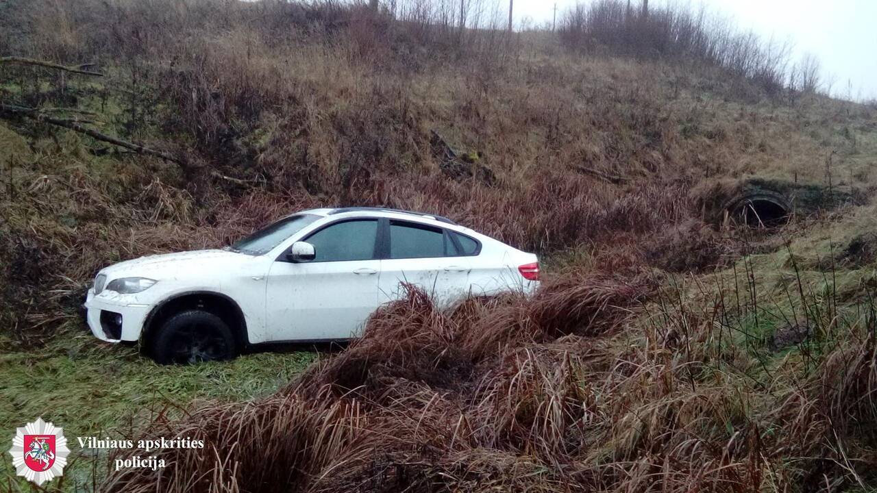 BMW vairuotojas nuo policijos spruko kemsynais