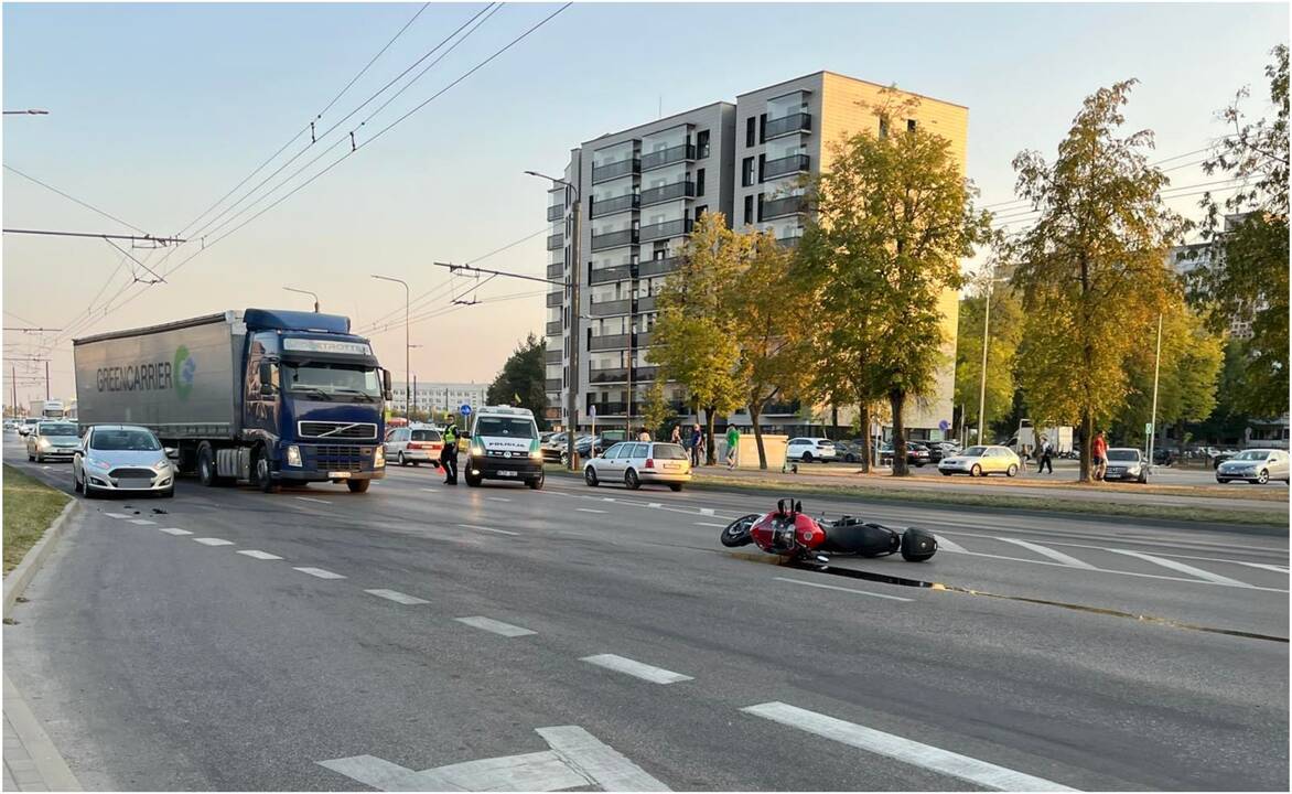 Per avariją Kaune nukentėjo motociklininkas