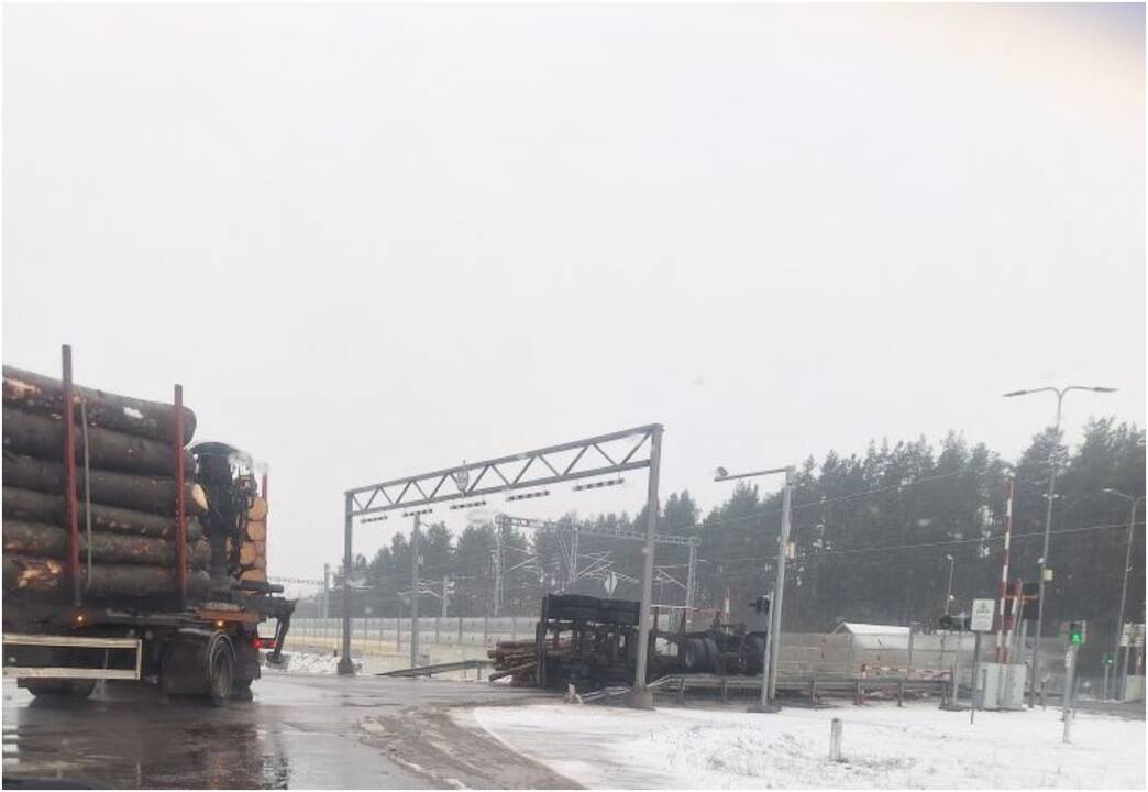 Vilniaus rajone apvirto miškavežio priekaba: dėl pabirusių rąstų uždarytas eismas