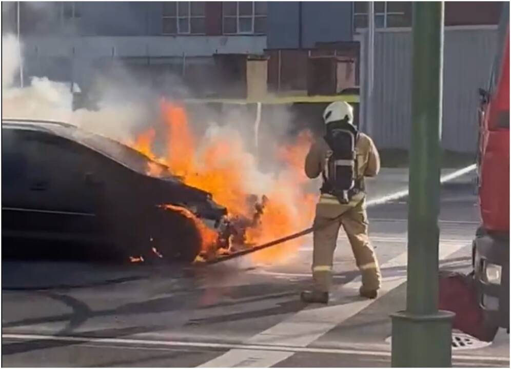 Nelaimė: susidūrus dviem automobiliams, liepsnos kilo automobilyje „Peugeot“.
