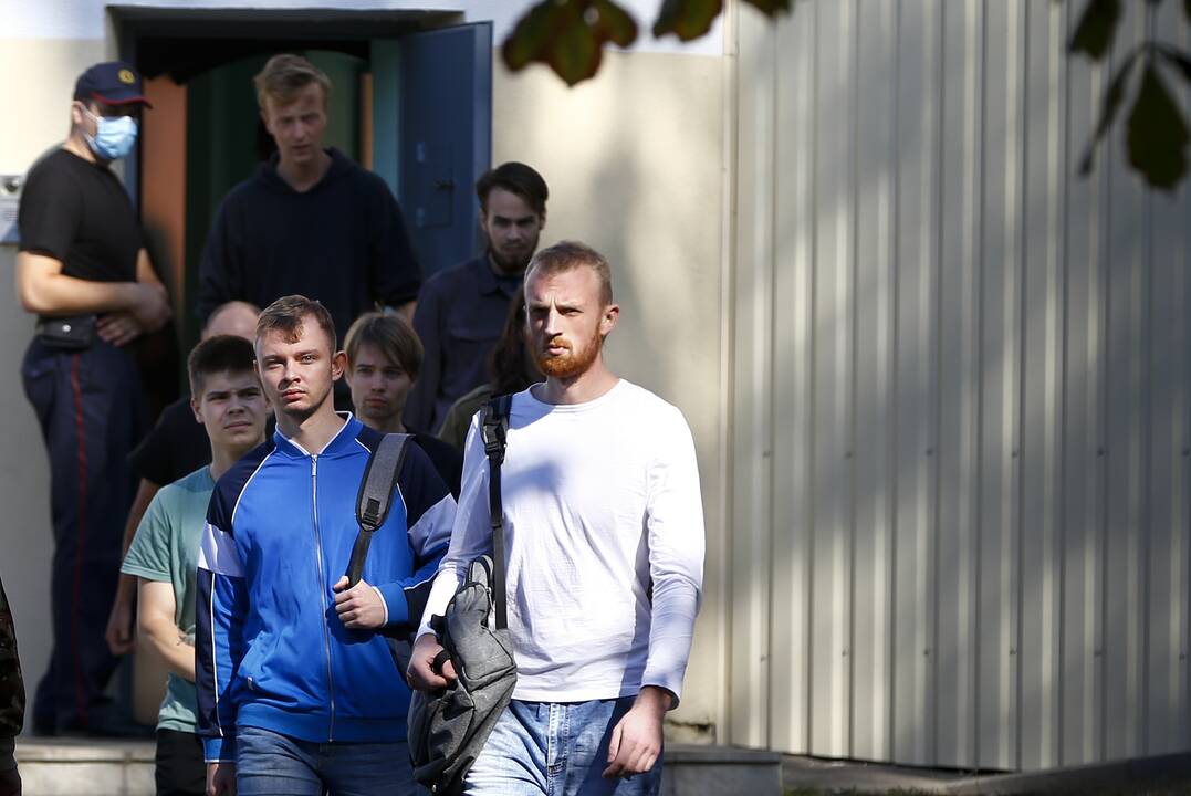 Iš izoliatoriaus Minske paleidžiami protestuotojai