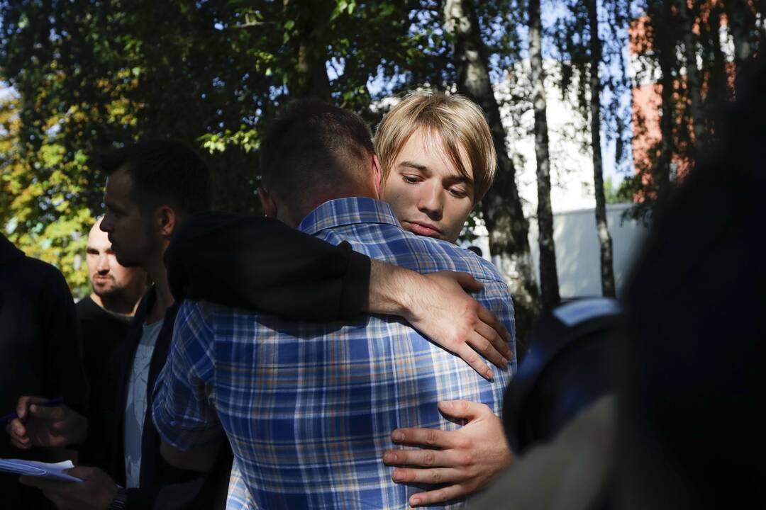 Iš izoliatoriaus Minske paleidžiami protestuotojai