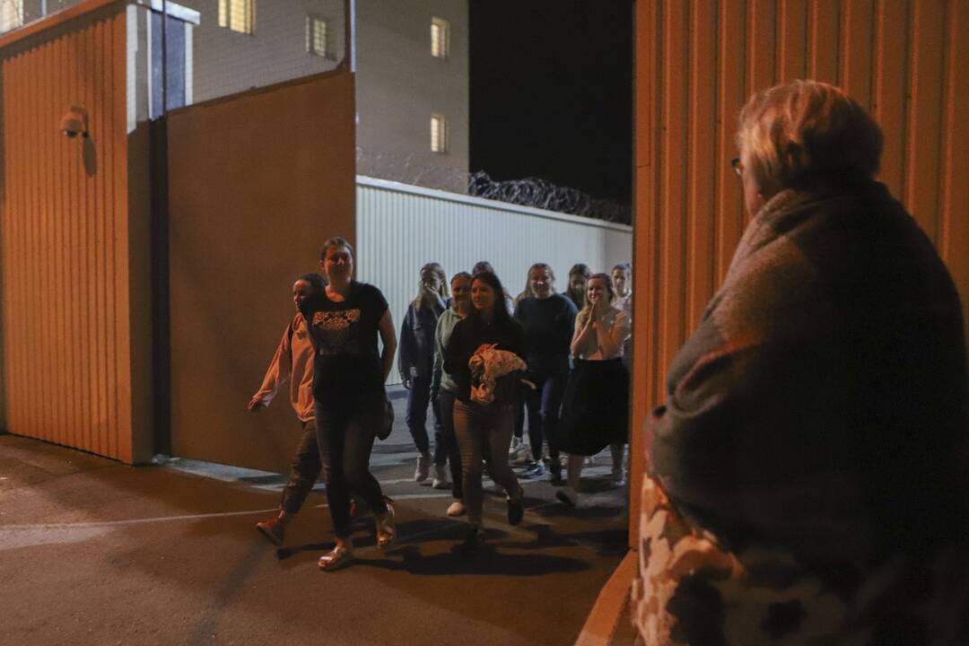 Iš izoliatoriaus Minske paleidžiami protestuotojai