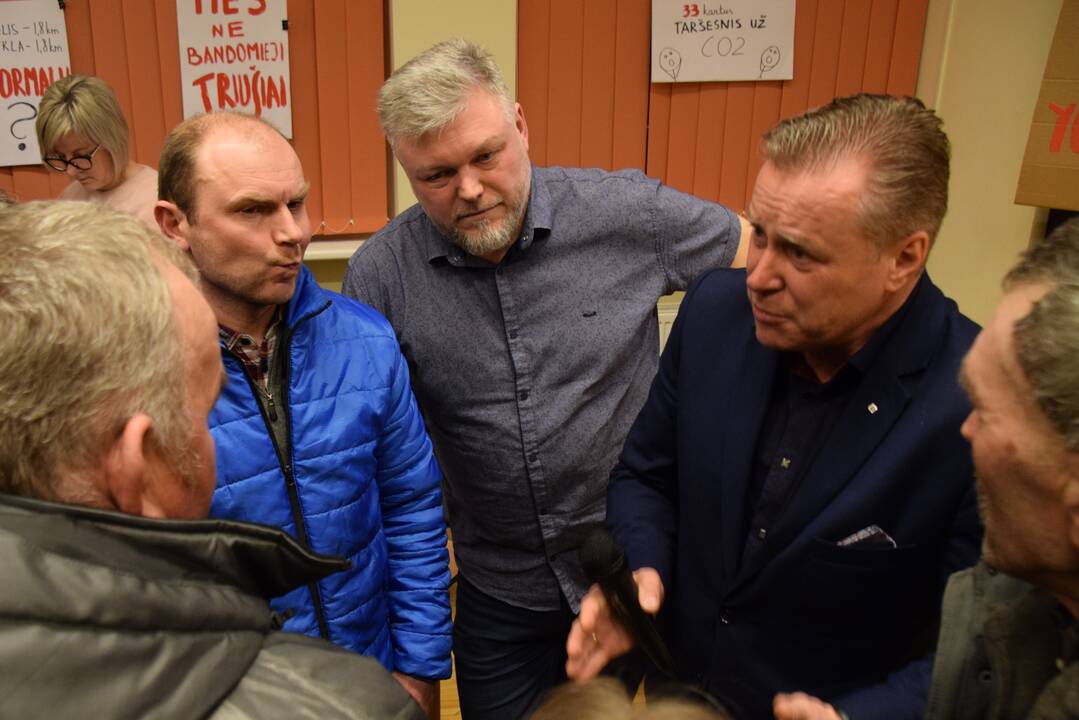 Darbėnų bendruomenės susitikimas su gamyklos atstovais