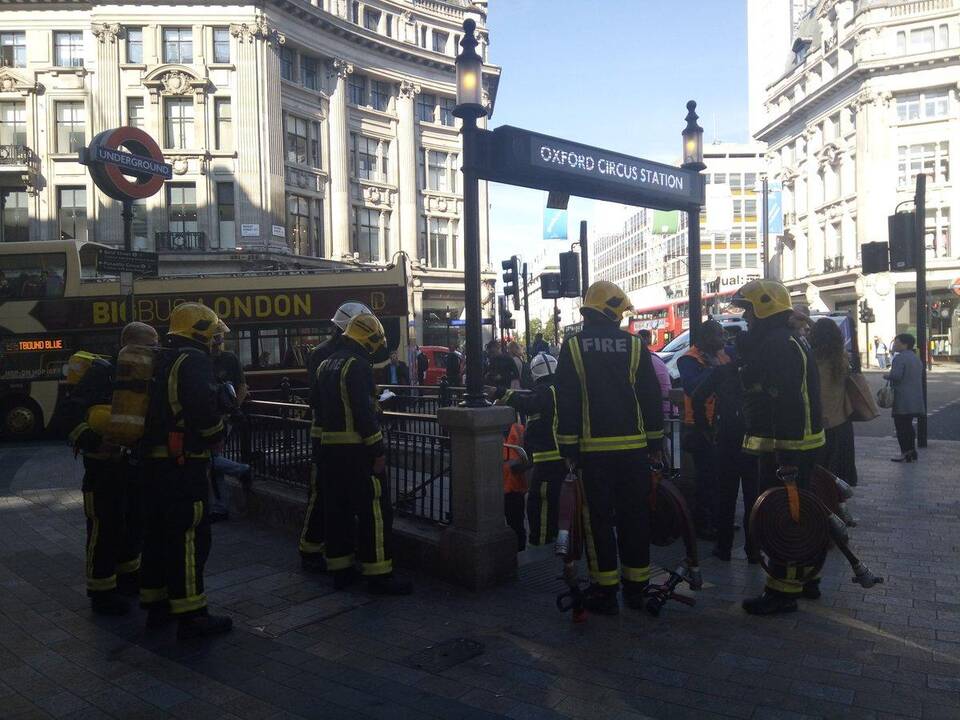 Londono metropoliteno traukinyje kilus gaisrui keturi žmonės apsinuodijo dūmais