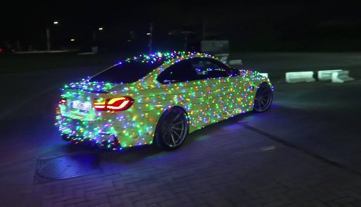 Šventinė karštinė įsibėgėjo: Kalėdoms išpuošia ir automobilius
