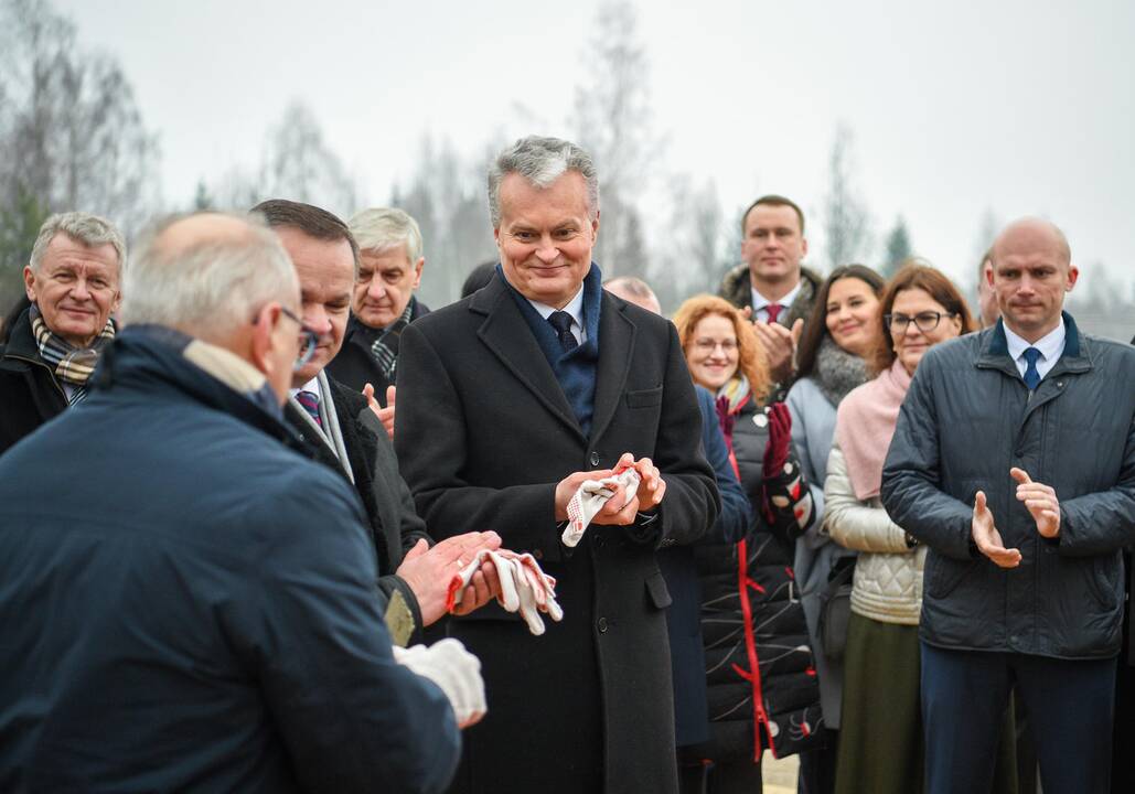 Prezidentas dalyvavo „Intersurgical“ gamyklos statybų pradžios renginyje