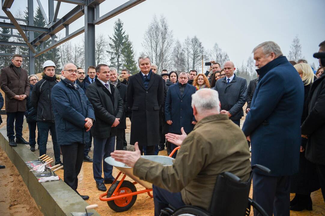 Prezidentas dalyvavo „Intersurgical“ gamyklos statybų pradžios renginyje